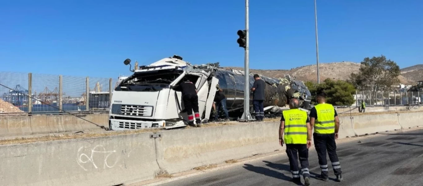 Ανατροπή βυτιοφόρου: Μέχρι αύριο θα παραμείνει κλειστή η λεωφόρος Δραπετσώνας
